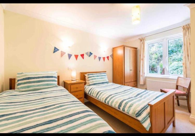 Fantastic Spacious House With Beautiful Panoramic Views Of The Bay Only A Few Minutes Walk From Beach Harbour And Restaurants This House Has 3 Bedrooms 3 Bathrooms And 2 Lovely Sitting Rooms Lyme Regis Eksteriør bilde
