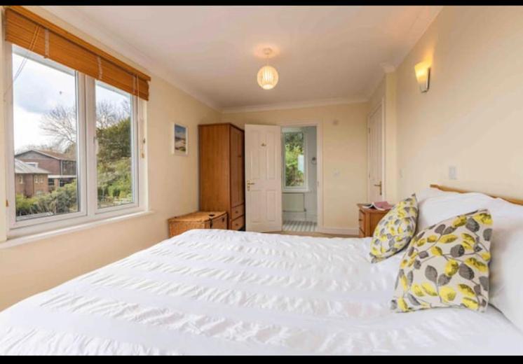 Fantastic Spacious House With Beautiful Panoramic Views Of The Bay Only A Few Minutes Walk From Beach Harbour And Restaurants This House Has 3 Bedrooms 3 Bathrooms And 2 Lovely Sitting Rooms Lyme Regis Eksteriør bilde