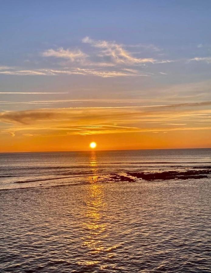 Fantastic Spacious House With Beautiful Panoramic Views Of The Bay Only A Few Minutes Walk From Beach Harbour And Restaurants This House Has 3 Bedrooms 3 Bathrooms And 2 Lovely Sitting Rooms Lyme Regis Eksteriør bilde