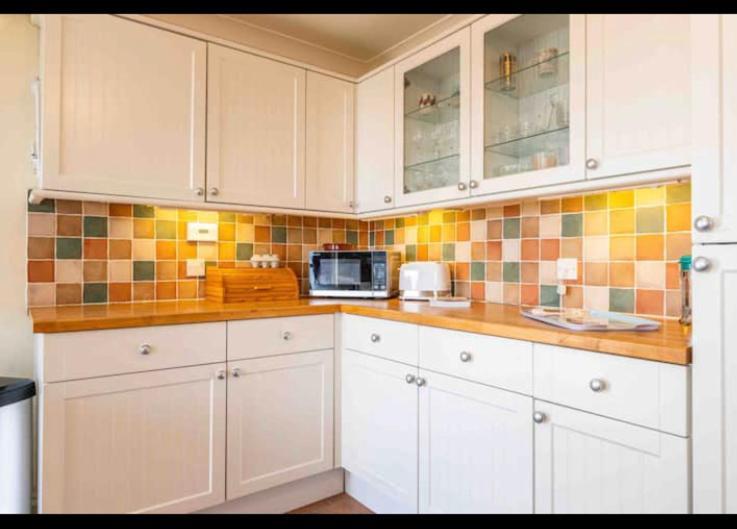 Fantastic Spacious House With Beautiful Panoramic Views Of The Bay Only A Few Minutes Walk From Beach Harbour And Restaurants This House Has 3 Bedrooms 3 Bathrooms And 2 Lovely Sitting Rooms Lyme Regis Eksteriør bilde