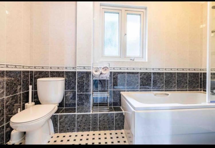 Fantastic Spacious House With Beautiful Panoramic Views Of The Bay Only A Few Minutes Walk From Beach Harbour And Restaurants This House Has 3 Bedrooms 3 Bathrooms And 2 Lovely Sitting Rooms Lyme Regis Eksteriør bilde