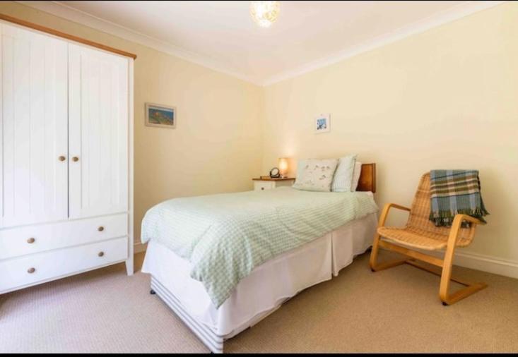 Fantastic Spacious House With Beautiful Panoramic Views Of The Bay Only A Few Minutes Walk From Beach Harbour And Restaurants This House Has 3 Bedrooms 3 Bathrooms And 2 Lovely Sitting Rooms Lyme Regis Eksteriør bilde