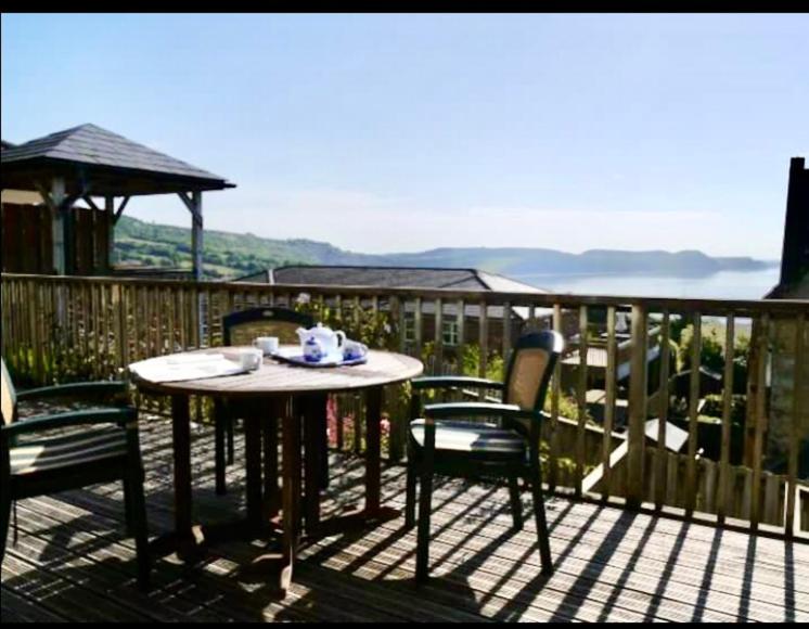 Fantastic Spacious House With Beautiful Panoramic Views Of The Bay Only A Few Minutes Walk From Beach Harbour And Restaurants This House Has 3 Bedrooms 3 Bathrooms And 2 Lovely Sitting Rooms Lyme Regis Eksteriør bilde